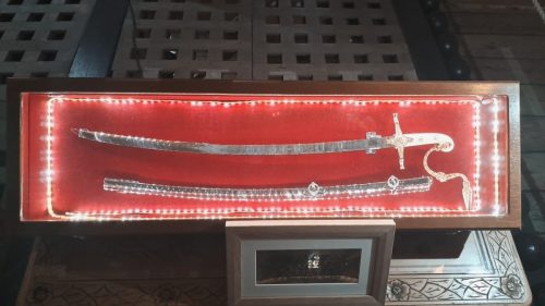 Kuvassa näkyy vitriiniin sijoitettu mamelukkityylinen sapeli (Mameluke sword) tuppineen. Tämä nimenomainen hieno ase on amiraali Horatio Nelsonin seremoniamiekka