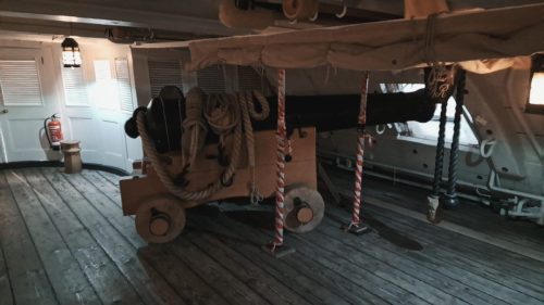 HMS Victoryn yläkannen 12-naulainen tykki (12-pounder gun) puisen vaununsa päällä.