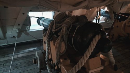 HMS Victoryn ylädekille sijoitettu 12-naulainen tykki (12-pounder gun)