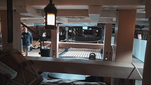 HMS Victoryn keskilaivan avoin valokuilu (waist / main hatchway) 