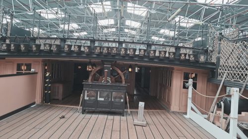 HMS Victoryn puinen ruori (steering wheel) ja sitä ympäröivä puolikansi (Quarterdeck)