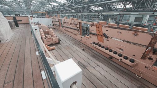  HMS Victoryn yläkannen tykkilaita (bulwark), josta on parhaillaan riisuttu ja purettu ulkopuolisia puurakenteita osana aluksen massiivista, käynnissä olevaa Victory Live -entisöintiprojektia Portsmouthissa.