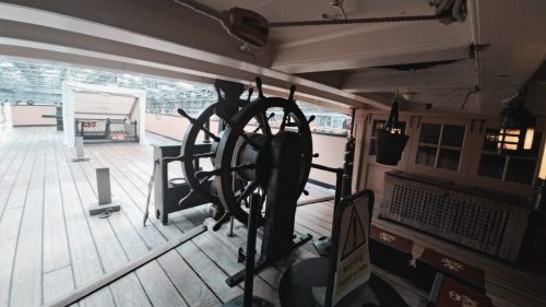  HMS Victoryn puinen kaksoisruori kuvattuna puolikannelta (Quarterdeck) käsin