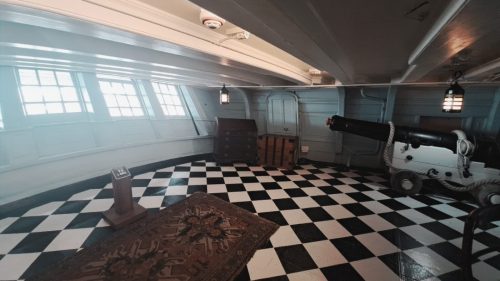 Kuvassa näkyy amiraali Horatio Nelsonin upea päähytistö (The Great Cabin), joka sijaitsee HMS Victoryn peräosassa ylemmällä tykkikannella (Upper Gun Deck) Royal Museums Greenwich. Tämä oli koko laivan arvokkain ja suurin yksittäinen tila.