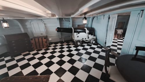 Kuvassa näkyy amiraali Horatio Nelsonin upea päähytistö (The Great Cabin), joka sijaitsee HMS Victoryn peräosassa ylemmällä tykkikannella (Upper Gun Deck) Royal Museums Greenwich. Tämä oli koko laivan arvokkain ja suurin yksittäinen tila.