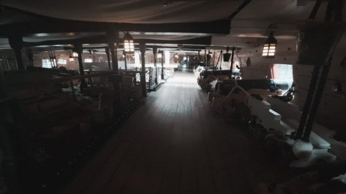 HMS Victoryn alempi tykkikansi (Lower Gun Deck) kuvattuna aluksen keulasta perään päin