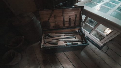 Kuvassa näkyy laivalääkärin kirurginen työkalulaatikko (Surgeon's chest / Medical chest).