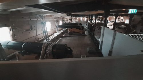 HMS Victoryn keskimmäinen tykkikansi (Middle Gun Deck), jossa käynnissä oleva suuri entisöintiprojekti näkyy poikkeuksellisen selvästi myös laivan sisätiloissa.