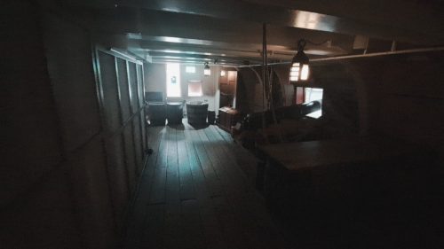 Kuvassa näkyy HMS Victoryn välikansi, tarkemmin ottaen näkymä kohti laivan keulassa sijaitsevaa miehistön keittiö- ja ruoanlaittoaluetta (Galley).