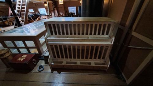 HMS Victoryn tykkikannella sijaitseva astiateline eli lautashylly (plate rack).