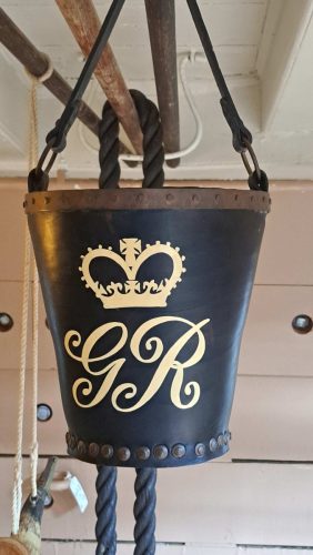 HMS Victoryn historiallinen nahkainen palosanko (fire bucket)