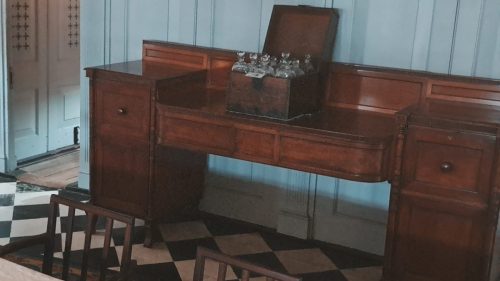 Amiraali Horatio Nelsonin hyttikalustoon kuuluva senkki (sideboard) ja viinipullolaatikko (cellarette)