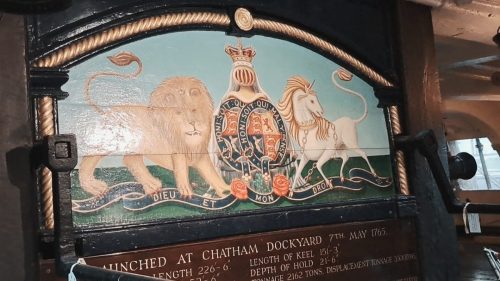 HMS Victoryn virallinen historiallinen tietokilpi,
