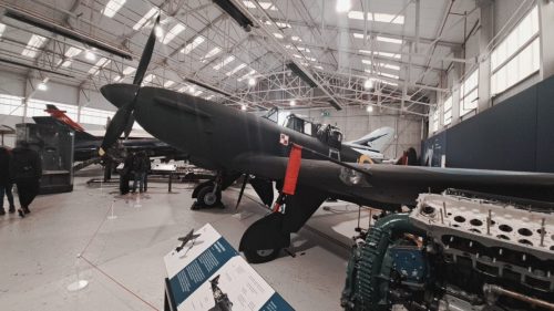 Boulton Paul Defiant Mk I -hävittäjälentokone ). Tämä koneyksilö on maailman ainoa säilynyt kokonainen Defiant lentokone