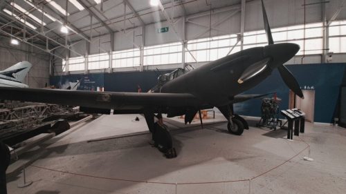 Boulton Paul Defiant Mk I -hävittäjälentokone ). Tämä koneyksilö on maailman ainoa säilynyt kokonainen Defiant lentokone