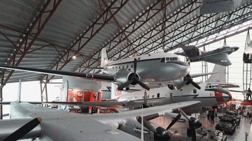 Douglas C-47B Skytrain (tunnetaan RAF:n käytössä nimellä Dakota) Suomessa DC-3