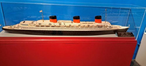 RMS Queen Maryn valtava pienoismalli,